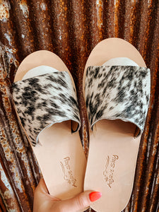 The Yuma Cowhide Sandals in Salt and Pepper
