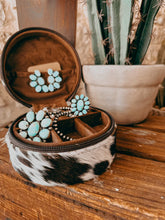 Load image into Gallery viewer, Circle Jewelry Cowhide Case

