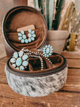 Load image into Gallery viewer, Circle Jewelry Cowhide Case
